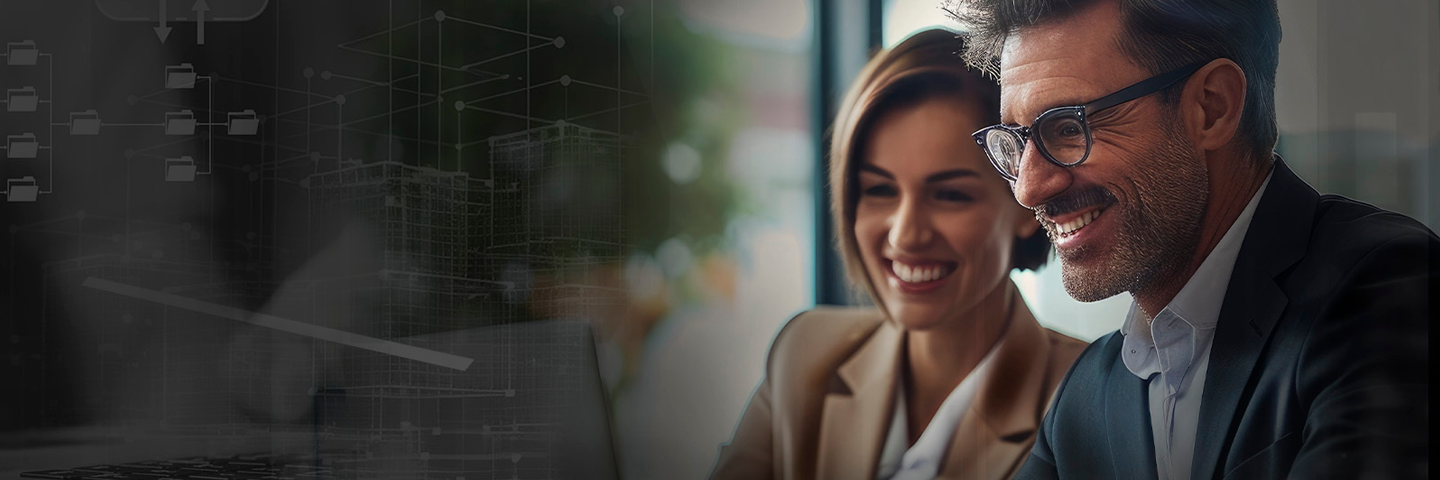 pareja de adultos empresarios viendo sus facturas en Claro Cloud Facturacion 