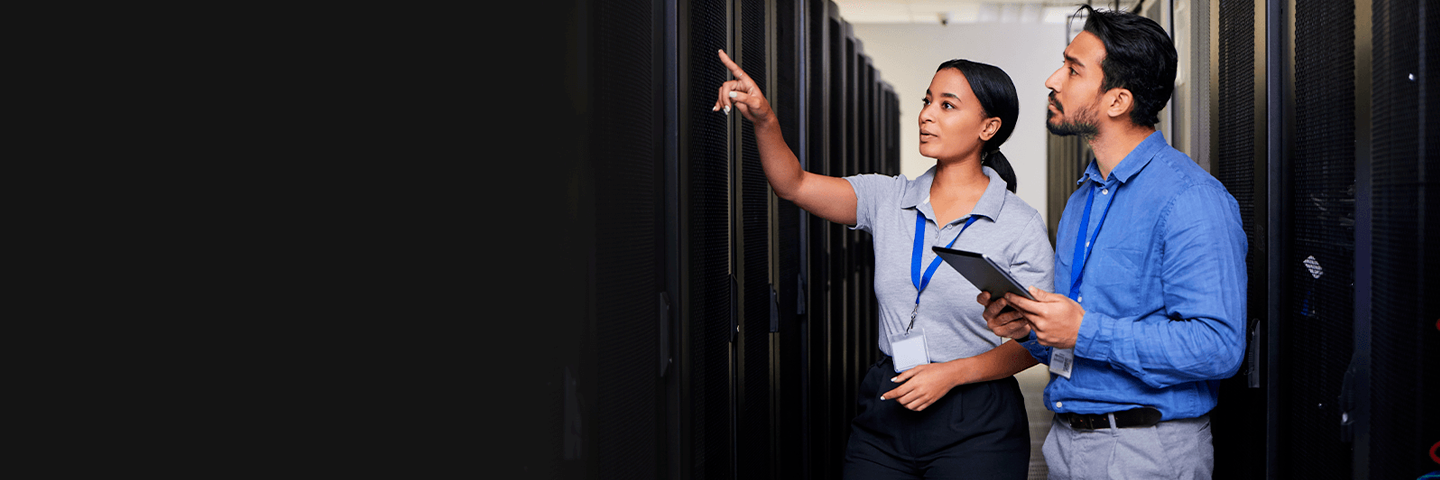 Pareja de hombre y mujer verificando implementaciones de Azure y Claro Cloud Empresarial