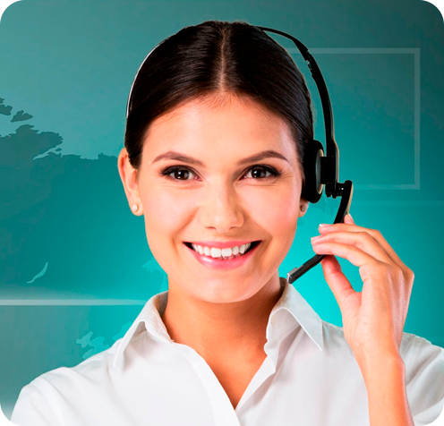 joven femenina trabajando en call center Claro cLOUD