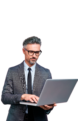 hombre de traje formal sosteniendo su laptop mientras usa Claro Cloud